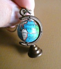 Ancien porte cle Mini Globe Terrestre métal Mappemonde Vintage Années 60.