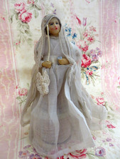 TRES ANCIENNE POUPEE COMMUNIANTE EN CIRE 1925 SUR BOITE DE DRAGEES RELIGION