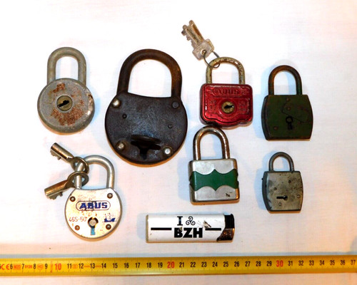 Lot anciens cadenas voir - lot,