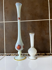 LOT DE 2 VASES EN OPALINE