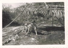ANCIENNE PHOTO GUYANE ~1950 ENVIRONS DE L'OYAPOCK MAMAN SON ENFANT HUTTE