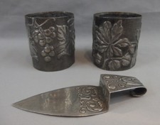 3 objets en étain repoussé et gravé 2 cache-pots et une pelle signés E. Lebuffe