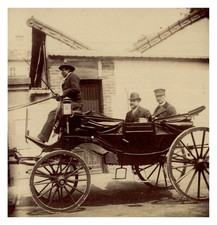 Hommes dans une voiture à