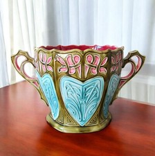 Onnaing. Cache-pot en barbotine modèle 686 décor stylisé