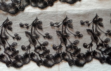 dentelle ancienne en tulle brodé noir , Chantilly ? 4m80 par 11 cm