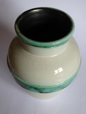 VASE ART DECO CERAMIQUE FOND BLANC EMAILLE VERT MOUCHETE ET NOIRE INTERIEUR 21cm