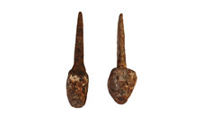 Lot de2  très gros clous anciens, en fer forgé. Chapeaux coniques