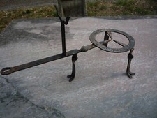 Trépied de cheminée à queue en fer forgé