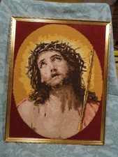 le christ=tres beau  travail tapisserie au demi-point  main  cadre doré  attache
