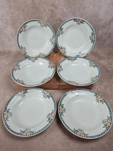 Lot assiettes à - 6,