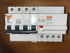 DISJONCTEUR DIFFERENTIEL 4P. TETRAPOLAIRE 40A 30mA COURBE C, MERLIN GERIN PC10KA