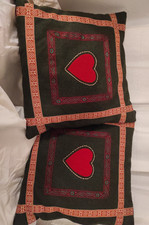 2 Housses de coussins d'Alsace de 40 x 40cm en feutre vert et rubans brodés TBE