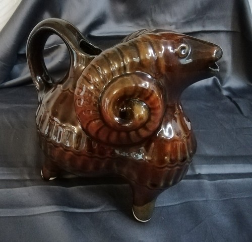 Pichet forme belier céramique - forme,