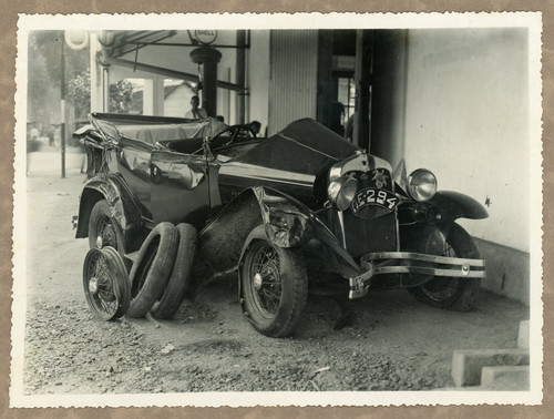 Une voiture accidentée 1925 - voiture,