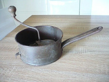 Ancien moulin à légumes ---