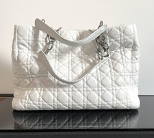 Dior sac cabas Dior Soft en cuir blanc modèle moyen (repeint récemment)