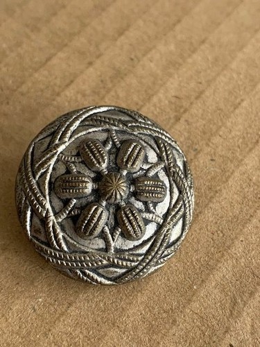Bouton très ancien - ,, léger