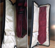 TRÈS CHIC CRAVATE 100 % Soie signée LANCEL PARIS " LOGO " - AVEC ÉTUI NEUF