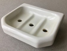 ANCIEN PORTE SAVON en porcelaine blanche ART DECO . VINTAGE. TBE .