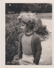 photo ancienne ?️ jeune fille penchée en robe claire scène touchante années 50