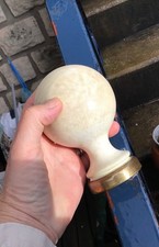 ANCIENNE  BOULE D ESCALIER EN FONTE DE FER ÉMAILLÉE BLANC CASSÉ OBJET DE METIER