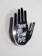 badge SOS racisme touche pas à mon pote Coluche Renaud  enfoirés vintage
