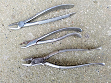 ANCIEN LOT DE TROIS PINCES DE DENTISTE - INSTRUMENT DE MEDECINE CHIRURGIE -