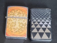 LOT  DE 2 BRIQUETS MOTIF DIFFERENTS STYLE ZIPPO ESSENCE