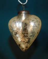 ANCIENNE BOULE DE NOËL EN VERRE SOUFFLÉ TAILLÉ ÉGLOMISÉ . H 110mm . COEUR PARDON