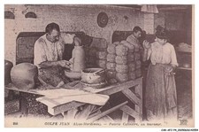 CAR-AFJP4-0169-06 - GOLFE JUAN - Poterie culinaire - Un tourneur