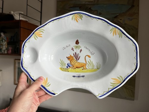 Plat barbe faïence - à, en