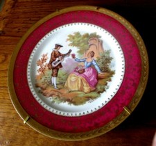 Assiette en porcelaine de Limoges scène galante doré or fin avec suspensoir 