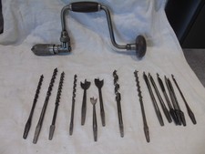 ancien vilebrequin à cliquet et un jeu de forets à bois ancien. Très bel état