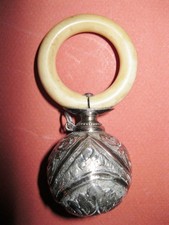 Ancien hochet en argent boule