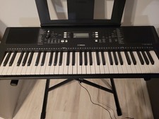 synthétiseur yamaha noir 61 touches très bon état avec pied