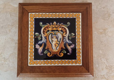 Dessous de plat en faience de Gien décor Renaissance cadre bois Earthenware