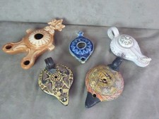 CINQ LAMPES A HUILE, de style antique.