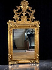 GRAND MIROIR ET SON FRONTON EPOQUE LOUIS XV EN BOIS SCULPTÉ ET DORÉ DE 158 CM