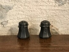 Salière et poivrière en étain, à facettes, estampillées