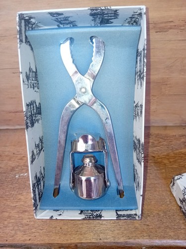 Bouchon et pince a - ,