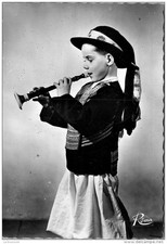 29 - jeune joueur de bombarde