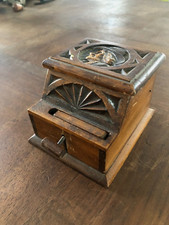 ANCIEN DISTRIBUTEUR DE CIGARETTES EN BOIS SCULPTÉ " BRETON "