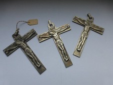 Lot de 3  ANCIENNE CROIX  Pectorale  en metal  7,8 cm x 5,8 cm  COMMUNION 1960