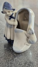 Figurine statuette Sabot porte fleurs fille chat Faience DELFT Hollande Ht 9 cm