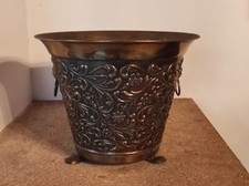 Ancien et beau cache-pot - laiton sculpté-Feuillages et fleurs-têtes lions