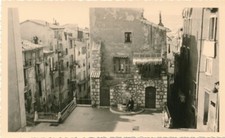 Snapshot Nice Place Sainte Claire lieu femme assise sur margelle puits lessive