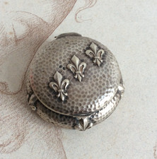 Ancien Pilulier en  Argent martelé Fleurs de Lys XIXè Châtelaine