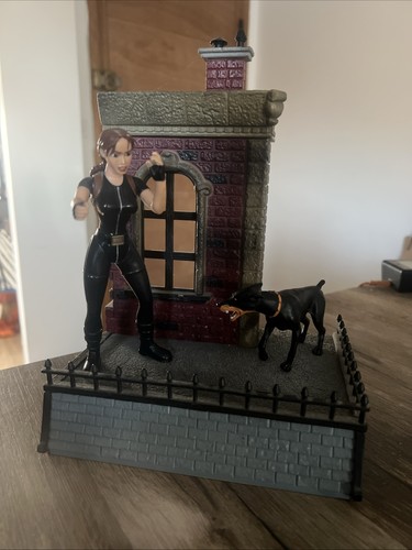 Tomb raider figure - tomb,