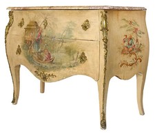 Commode de style louis XV en bois laqué à décor polychrome au chinois