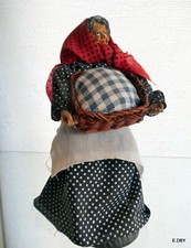 SANTON HABILLE FEMME LAVANDIERE TERRE MOUSSE ET RESINE ?